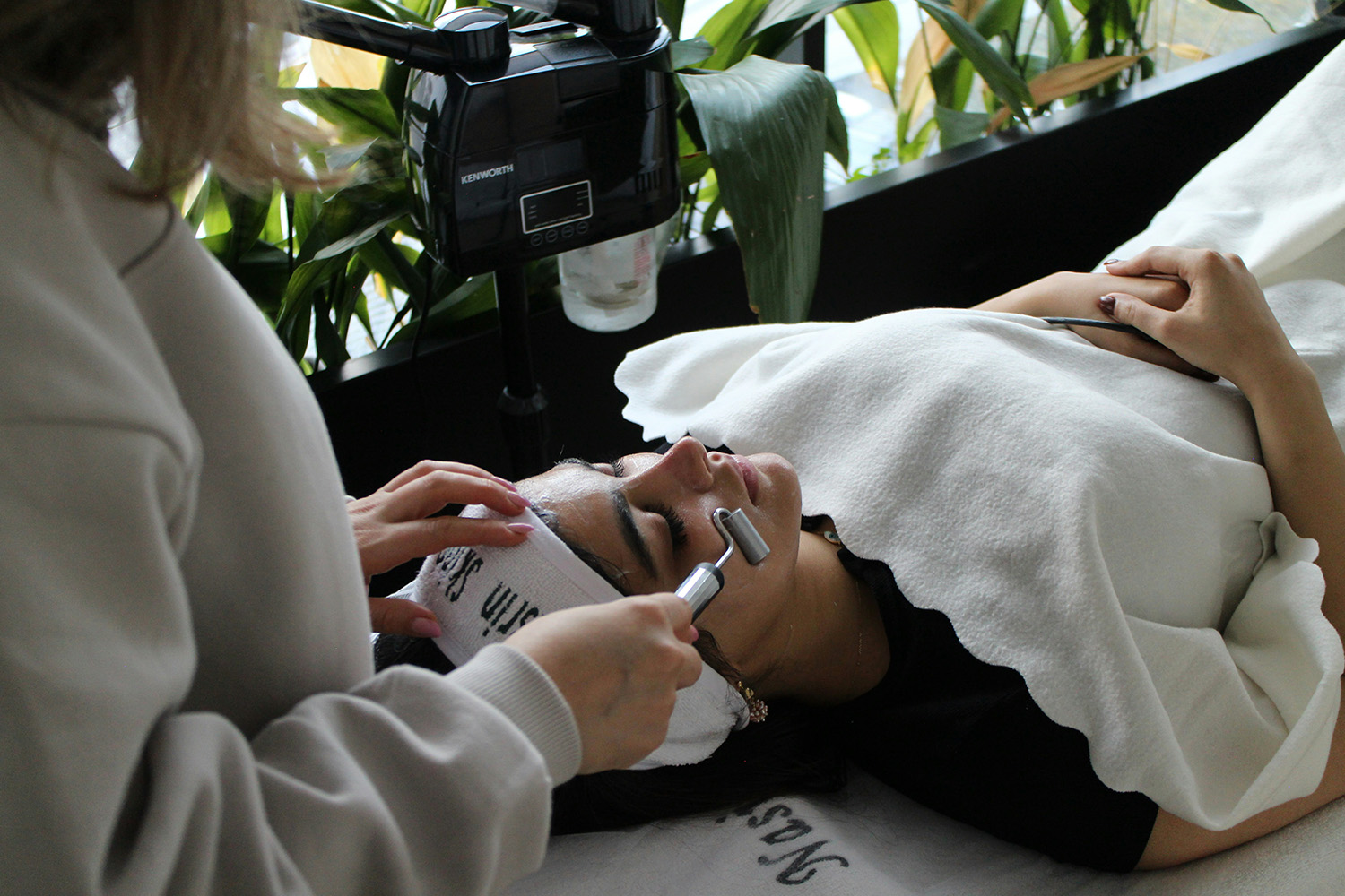 到府按摩服務的女按摩師示意圖